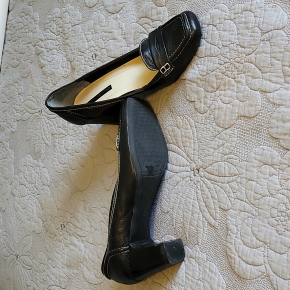 Bandolino size 11 black leather pumps. - Picture 2 of 4
